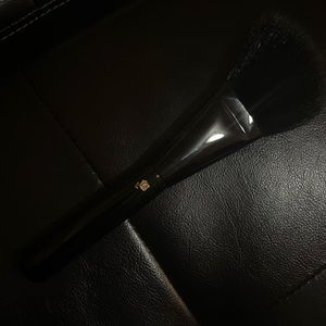 SOFT ANGLED MAKEUP BRUSH